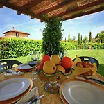 Dom wakacyjny Tuscan Retreat With Pool